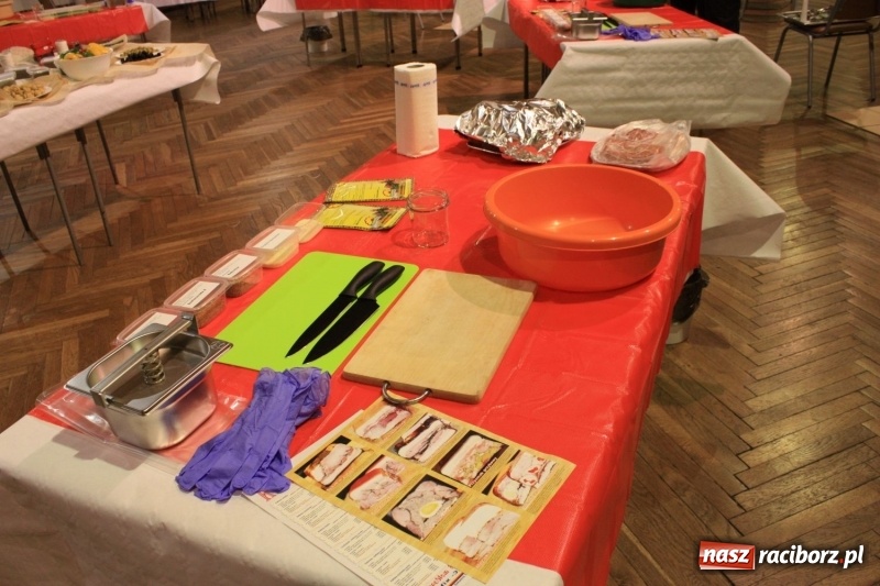 Zdjęcie w galerii na portalu naszraciborz.pl: Aromatycznie, smacznie i przyjemnie. Warsztaty wędzenia w Miejskim Ośrodku Kultury w Krzanowicach wiadomości z regionu