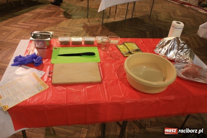 Zdjęcie w galerii na portalu naszraciborz.pl: Aromatycznie, smacznie i przyjemnie. Warsztaty wędzenia w Miejskim Ośrodku Kultury w Krzanowicach wiadomości z regionu