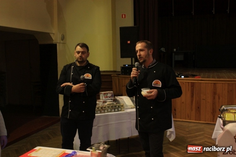 Zdjęcie w galerii na portalu naszraciborz.pl: Aromatycznie, smacznie i przyjemnie. Warsztaty wędzenia w Miejskim Ośrodku Kultury w Krzanowicach wiadomości z regionu