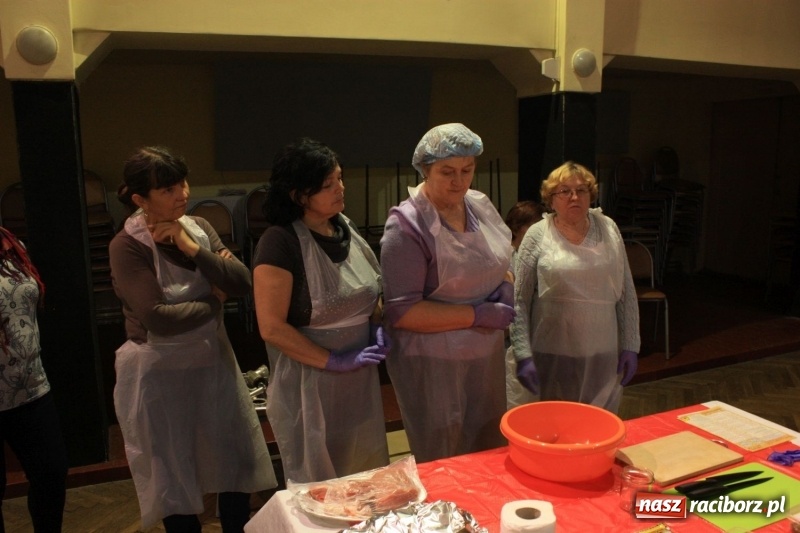 Zdjęcie w galerii na portalu naszraciborz.pl: Aromatycznie, smacznie i przyjemnie. Warsztaty wędzenia w Miejskim Ośrodku Kultury w Krzanowicach wiadomości z regionu