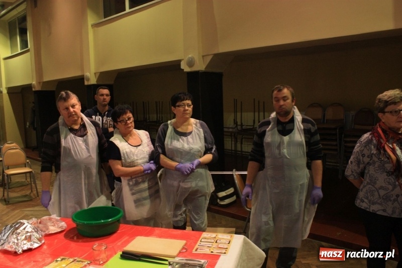 Zdjęcie w galerii na portalu naszraciborz.pl: Aromatycznie, smacznie i przyjemnie. Warsztaty wędzenia w Miejskim Ośrodku Kultury w Krzanowicach wiadomości z regionu