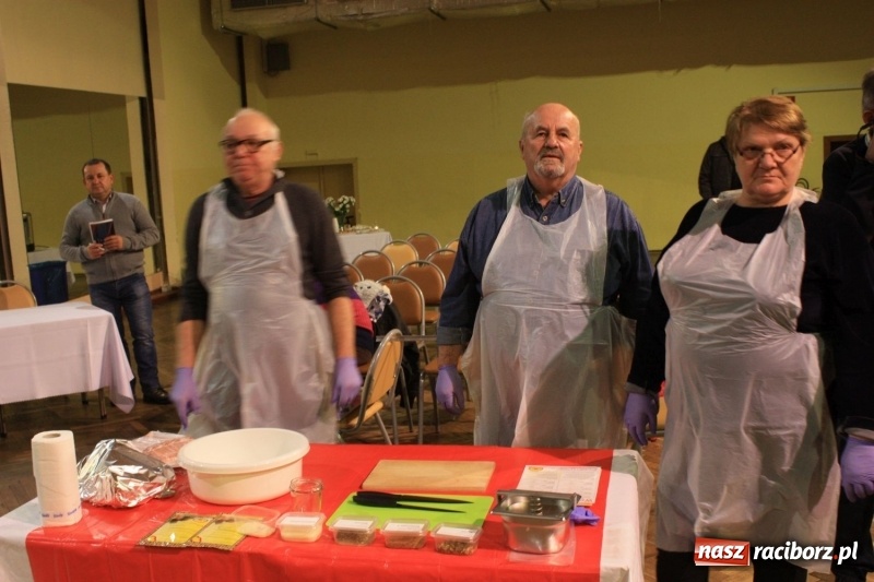 Zdjęcie w galerii na portalu naszraciborz.pl: Aromatycznie, smacznie i przyjemnie. Warsztaty wędzenia w Miejskim Ośrodku Kultury w Krzanowicach wiadomości z regionu
