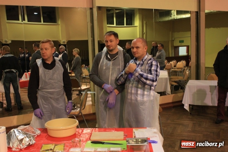 Zdjęcie w galerii na portalu naszraciborz.pl: Aromatycznie, smacznie i przyjemnie. Warsztaty wędzenia w Miejskim Ośrodku Kultury w Krzanowicach wiadomości z regionu