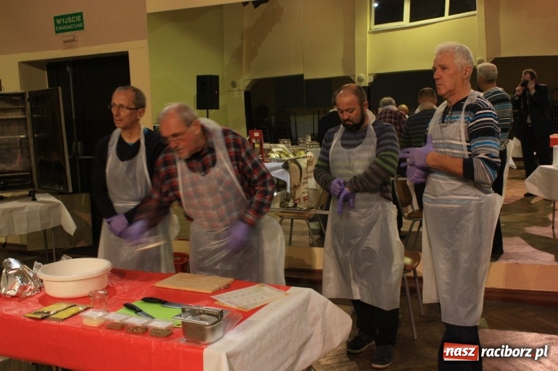 Zdjęcie w galerii na portalu naszraciborz.pl: Aromatycznie, smacznie i przyjemnie. Warsztaty wędzenia w Miejskim Ośrodku Kultury w Krzanowicach wiadomości z regionu