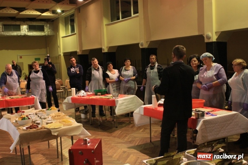 Zdjęcie w galerii na portalu naszraciborz.pl: Aromatycznie, smacznie i przyjemnie. Warsztaty wędzenia w Miejskim Ośrodku Kultury w Krzanowicach wiadomości z regionu