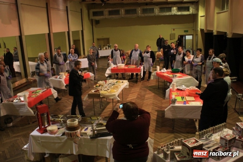 Zdjęcie w galerii na portalu naszraciborz.pl: Aromatycznie, smacznie i przyjemnie. Warsztaty wędzenia w Miejskim Ośrodku Kultury w Krzanowicach wiadomości z regionu