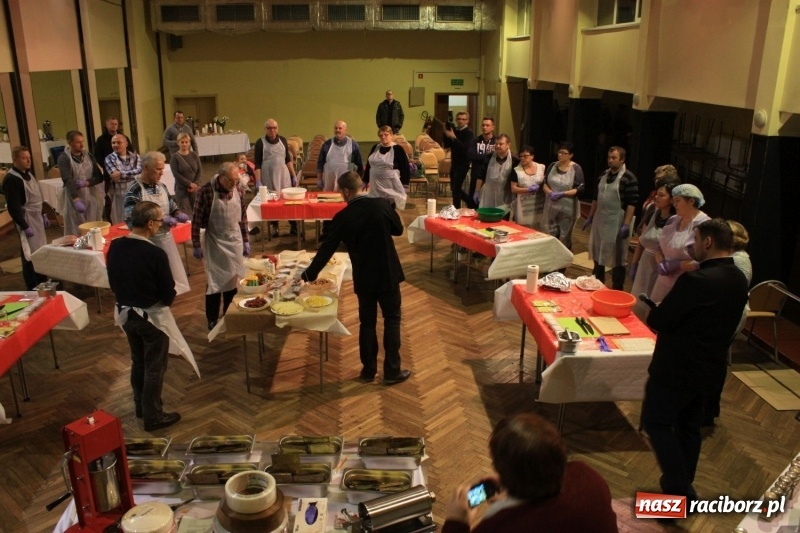 Zdjęcie w galerii na portalu naszraciborz.pl: Aromatycznie, smacznie i przyjemnie. Warsztaty wędzenia w Miejskim Ośrodku Kultury w Krzanowicach wiadomości z regionu