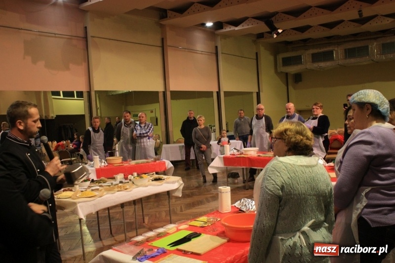 Zdjęcie w galerii na portalu naszraciborz.pl: Aromatycznie, smacznie i przyjemnie. Warsztaty wędzenia w Miejskim Ośrodku Kultury w Krzanowicach wiadomości z regionu