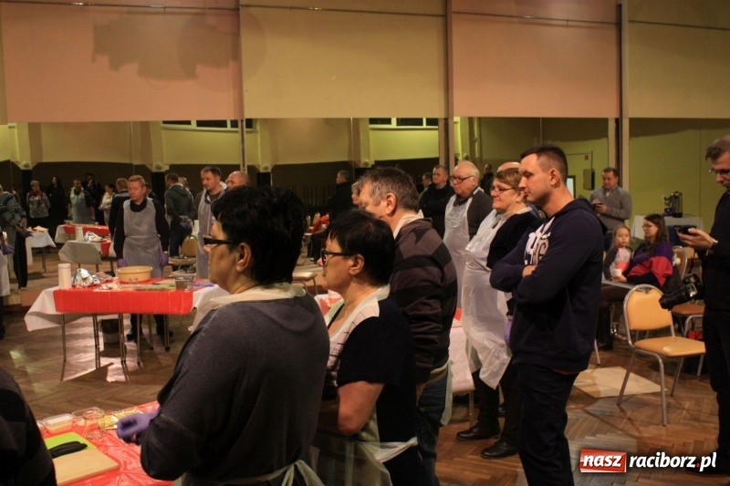 Zdjęcie w galerii na portalu naszraciborz.pl: Aromatycznie, smacznie i przyjemnie. Warsztaty wędzenia w Miejskim Ośrodku Kultury w Krzanowicach wiadomości z regionu