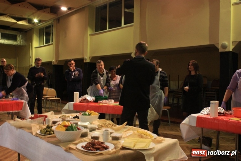 Zdjęcie w galerii na portalu naszraciborz.pl: Aromatycznie, smacznie i przyjemnie. Warsztaty wędzenia w Miejskim Ośrodku Kultury w Krzanowicach wiadomości z regionu