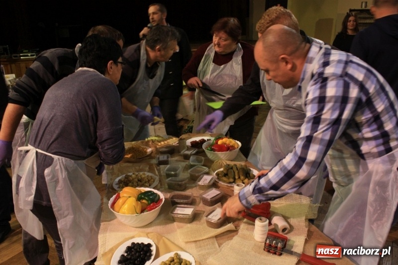 Zdjęcie w galerii na portalu naszraciborz.pl: Aromatycznie, smacznie i przyjemnie. Warsztaty wędzenia w Miejskim Ośrodku Kultury w Krzanowicach wiadomości z regionu