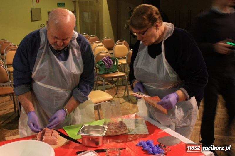 Zdjęcie w galerii na portalu naszraciborz.pl: Aromatycznie, smacznie i przyjemnie. Warsztaty wędzenia w Miejskim Ośrodku Kultury w Krzanowicach wiadomości z regionu