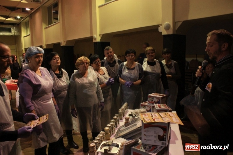 Zdjęcie w galerii na portalu naszraciborz.pl: Aromatycznie, smacznie i przyjemnie. Warsztaty wędzenia w Miejskim Ośrodku Kultury w Krzanowicach wiadomości z regionu