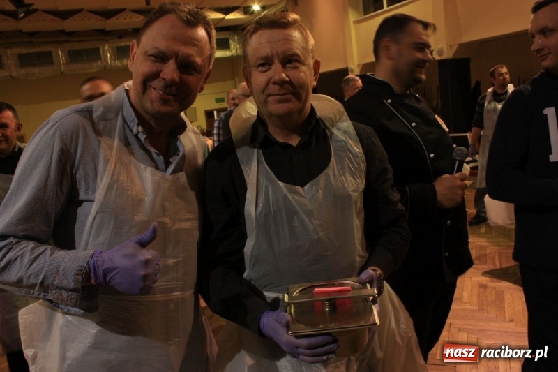 Zdjęcie w galerii na portalu naszraciborz.pl: Aromatycznie, smacznie i przyjemnie. Warsztaty wędzenia w Miejskim Ośrodku Kultury w Krzanowicach wiadomości z regionu