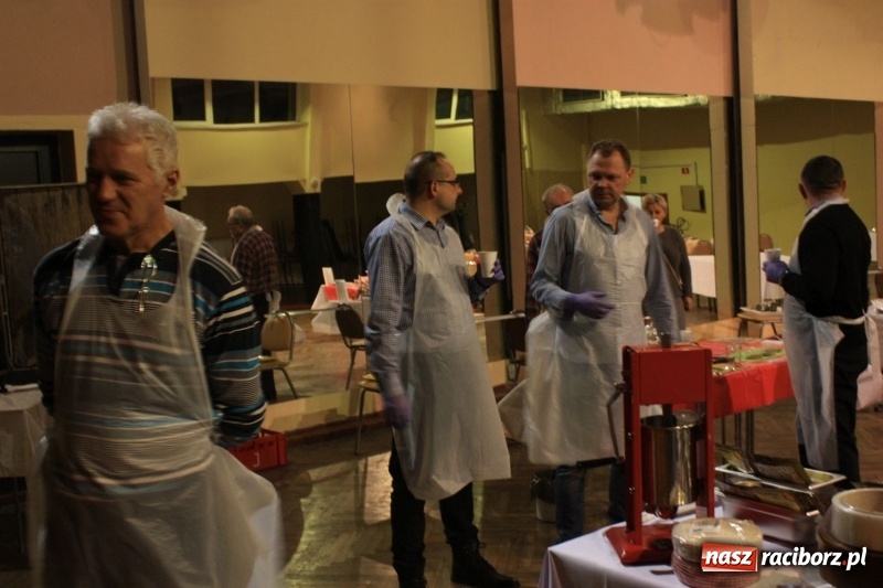 Zdjęcie w galerii na portalu naszraciborz.pl: Aromatycznie, smacznie i przyjemnie. Warsztaty wędzenia w Miejskim Ośrodku Kultury w Krzanowicach wiadomości z regionu