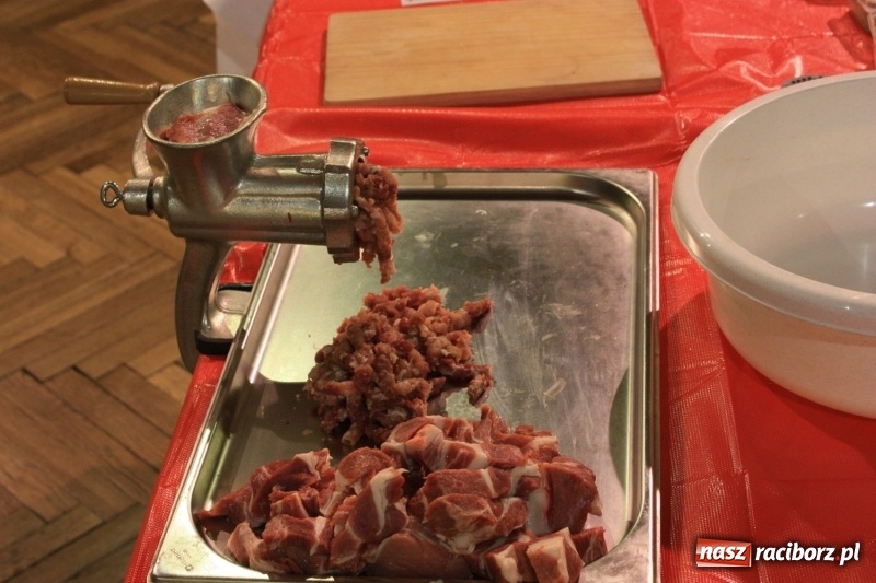 Zdjęcie w galerii na portalu naszraciborz.pl: Aromatycznie, smacznie i przyjemnie. Warsztaty wędzenia w Miejskim Ośrodku Kultury w Krzanowicach wiadomości z regionu