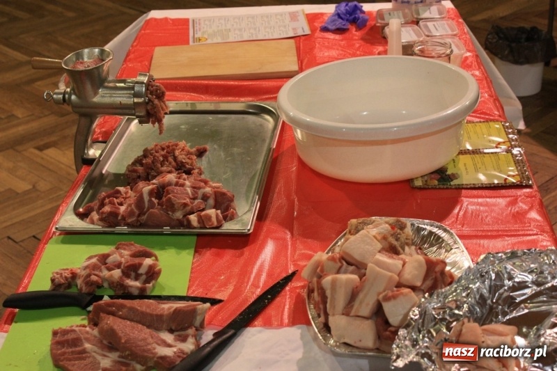 Zdjęcie w galerii na portalu naszraciborz.pl: Aromatycznie, smacznie i przyjemnie. Warsztaty wędzenia w Miejskim Ośrodku Kultury w Krzanowicach wiadomości z regionu