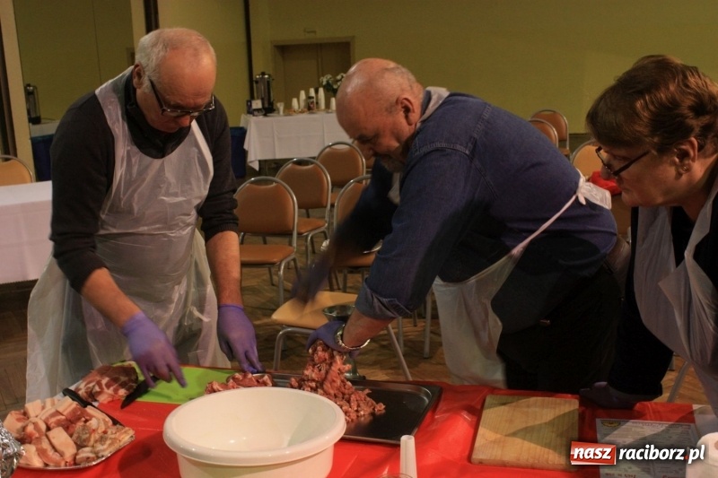 Zdjęcie w galerii na portalu naszraciborz.pl: Aromatycznie, smacznie i przyjemnie. Warsztaty wędzenia w Miejskim Ośrodku Kultury w Krzanowicach wiadomości z regionu