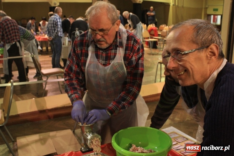 Zdjęcie w galerii na portalu naszraciborz.pl: Aromatycznie, smacznie i przyjemnie. Warsztaty wędzenia w Miejskim Ośrodku Kultury w Krzanowicach wiadomości z regionu