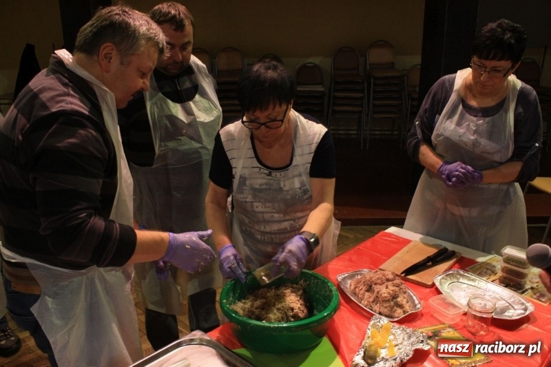 Zdjęcie w galerii na portalu naszraciborz.pl: Aromatycznie, smacznie i przyjemnie. Warsztaty wędzenia w Miejskim Ośrodku Kultury w Krzanowicach wiadomości z regionu
