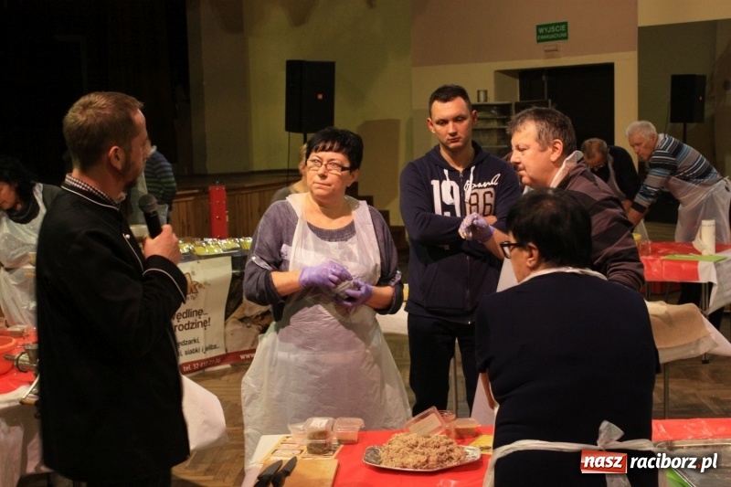 Zdjęcie w galerii na portalu naszraciborz.pl: Aromatycznie, smacznie i przyjemnie. Warsztaty wędzenia w Miejskim Ośrodku Kultury w Krzanowicach wiadomości z regionu