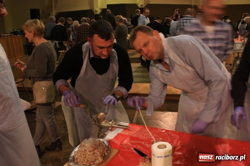 Zdjęcie w galerii na portalu naszraciborz.pl: Aromatycznie, smacznie i przyjemnie. Warsztaty wędzenia w Miejskim Ośrodku Kultury w Krzanowicach wiadomości z regionu