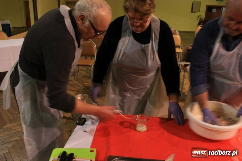 Zdjęcie w galerii na portalu naszraciborz.pl: Aromatycznie, smacznie i przyjemnie. Warsztaty wędzenia w Miejskim Ośrodku Kultury w Krzanowicach wiadomości z regionu