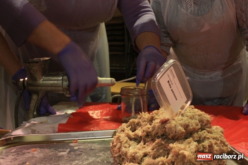 Zdjęcie w galerii na portalu naszraciborz.pl: Aromatycznie, smacznie i przyjemnie. Warsztaty wędzenia w Miejskim Ośrodku Kultury w Krzanowicach wiadomości z regionu