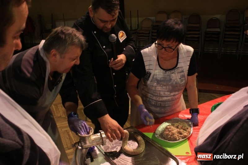 Zdjęcie w galerii na portalu naszraciborz.pl: Aromatycznie, smacznie i przyjemnie. Warsztaty wędzenia w Miejskim Ośrodku Kultury w Krzanowicach wiadomości z regionu