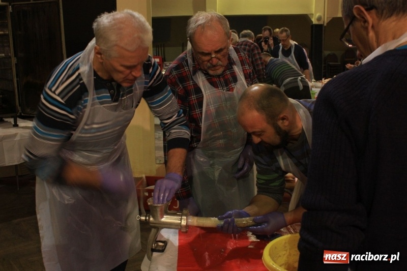 Zdjęcie w galerii na portalu naszraciborz.pl: Aromatycznie, smacznie i przyjemnie. Warsztaty wędzenia w Miejskim Ośrodku Kultury w Krzanowicach wiadomości z regionu