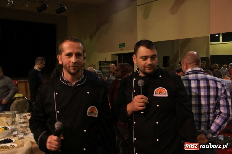 Zdjęcie w galerii na portalu naszraciborz.pl: Aromatycznie, smacznie i przyjemnie. Warsztaty wędzenia w Miejskim Ośrodku Kultury w Krzanowicach wiadomości z regionu