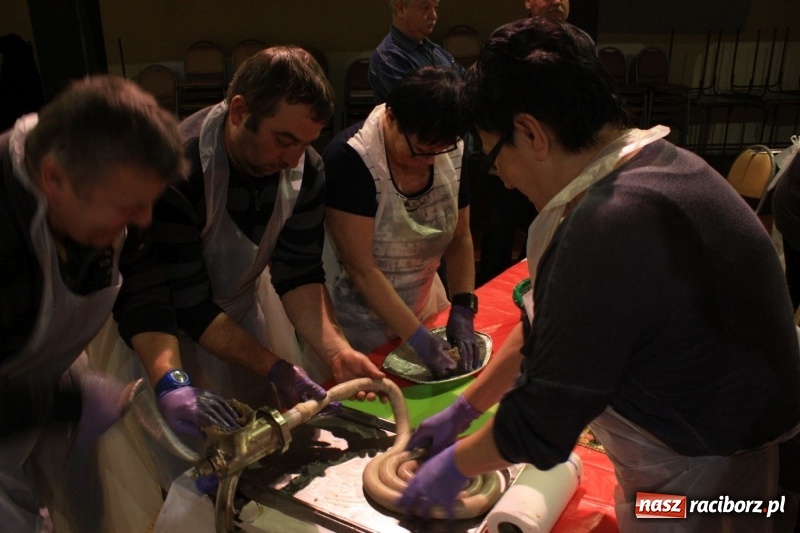 Zdjęcie w galerii na portalu naszraciborz.pl: Aromatycznie, smacznie i przyjemnie. Warsztaty wędzenia w Miejskim Ośrodku Kultury w Krzanowicach wiadomości z regionu