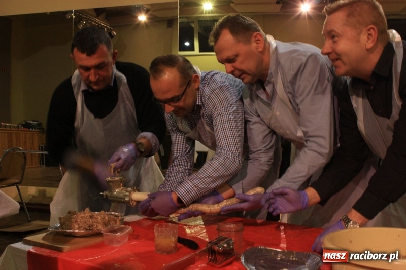 Zdjęcie w galerii na portalu naszraciborz.pl: Aromatycznie, smacznie i przyjemnie. Warsztaty wędzenia w Miejskim Ośrodku Kultury w Krzanowicach wiadomości z regionu