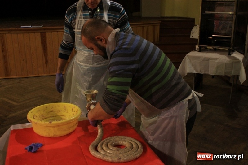 Zdjęcie w galerii na portalu naszraciborz.pl: Aromatycznie, smacznie i przyjemnie. Warsztaty wędzenia w Miejskim Ośrodku Kultury w Krzanowicach wiadomości z regionu