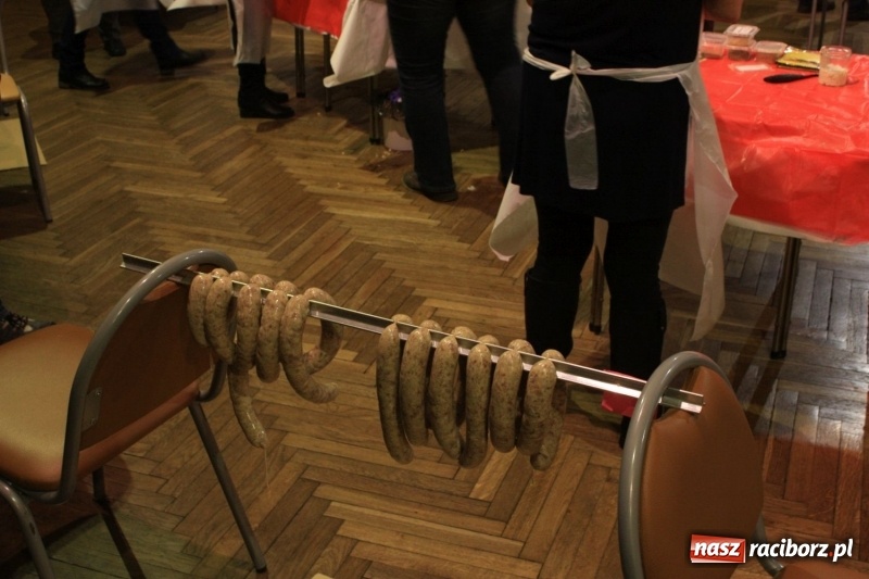 Zdjęcie w galerii na portalu naszraciborz.pl: Aromatycznie, smacznie i przyjemnie. Warsztaty wędzenia w Miejskim Ośrodku Kultury w Krzanowicach wiadomości z regionu