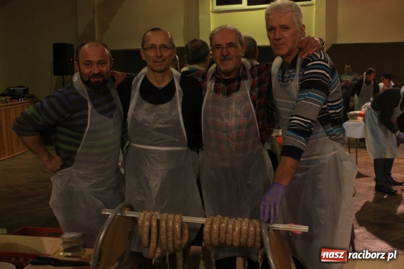 Zdjęcie w galerii na portalu naszraciborz.pl: Aromatycznie, smacznie i przyjemnie. Warsztaty wędzenia w Miejskim Ośrodku Kultury w Krzanowicach wiadomości z regionu