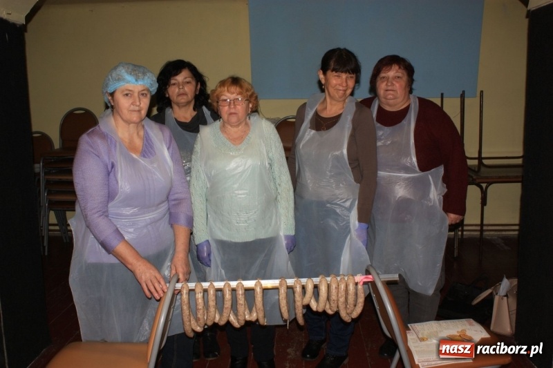 Zdjęcie w galerii na portalu naszraciborz.pl: Aromatycznie, smacznie i przyjemnie. Warsztaty wędzenia w Miejskim Ośrodku Kultury w Krzanowicach wiadomości z regionu