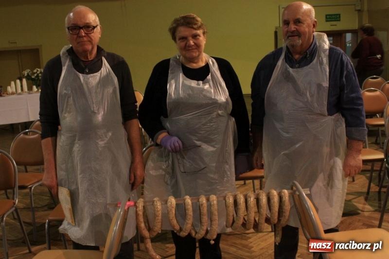 Zdjęcie w galerii na portalu naszraciborz.pl: Aromatycznie, smacznie i przyjemnie. Warsztaty wędzenia w Miejskim Ośrodku Kultury w Krzanowicach wiadomości z regionu