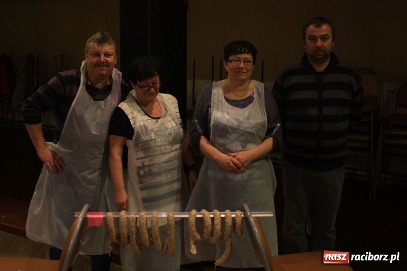 Zdjęcie w galerii na portalu naszraciborz.pl: Aromatycznie, smacznie i przyjemnie. Warsztaty wędzenia w Miejskim Ośrodku Kultury w Krzanowicach wiadomości z regionu