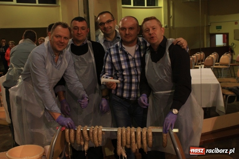 Zdjęcie w galerii na portalu naszraciborz.pl: Aromatycznie, smacznie i przyjemnie. Warsztaty wędzenia w Miejskim Ośrodku Kultury w Krzanowicach wiadomości z regionu