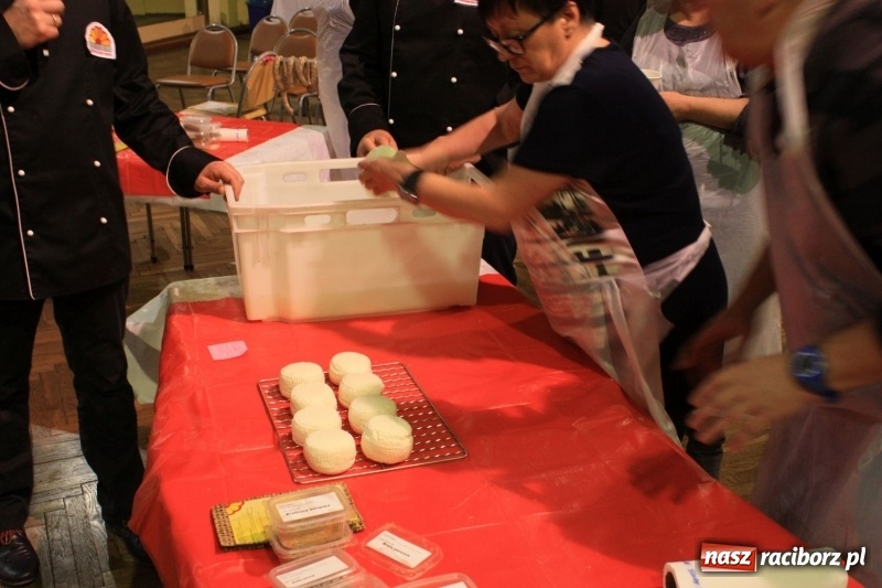 Zdjęcie w galerii na portalu naszraciborz.pl: Aromatycznie, smacznie i przyjemnie. Warsztaty wędzenia w Miejskim Ośrodku Kultury w Krzanowicach wiadomości z regionu