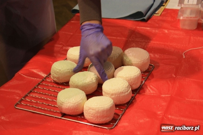 Zdjęcie w galerii na portalu naszraciborz.pl: Aromatycznie, smacznie i przyjemnie. Warsztaty wędzenia w Miejskim Ośrodku Kultury w Krzanowicach wiadomości z regionu