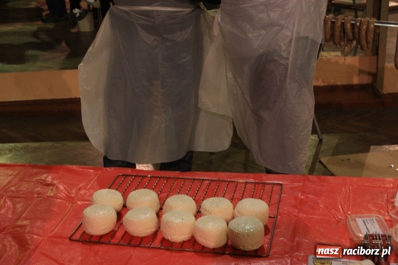 Zdjęcie w galerii na portalu naszraciborz.pl: Aromatycznie, smacznie i przyjemnie. Warsztaty wędzenia w Miejskim Ośrodku Kultury w Krzanowicach wiadomości z regionu