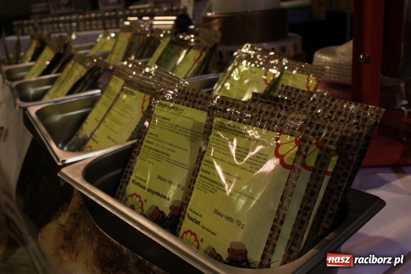 Zdjęcie w galerii na portalu naszraciborz.pl: Aromatycznie, smacznie i przyjemnie. Warsztaty wędzenia w Miejskim Ośrodku Kultury w Krzanowicach wiadomości z regionu