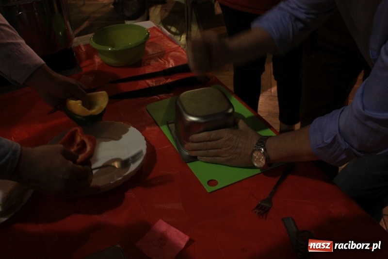 Zdjęcie w galerii na portalu naszraciborz.pl: Aromatycznie, smacznie i przyjemnie. Warsztaty wędzenia w Miejskim Ośrodku Kultury w Krzanowicach wiadomości z regionu