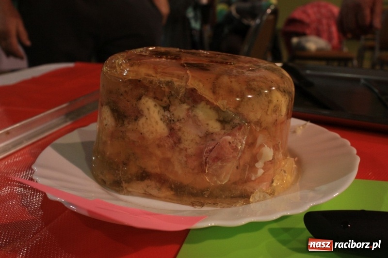 Zdjęcie w galerii na portalu naszraciborz.pl: Aromatycznie, smacznie i przyjemnie. Warsztaty wędzenia w Miejskim Ośrodku Kultury w Krzanowicach wiadomości z regionu