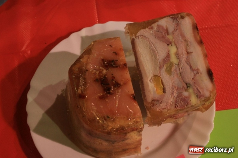 Zdjęcie w galerii na portalu naszraciborz.pl: Aromatycznie, smacznie i przyjemnie. Warsztaty wędzenia w Miejskim Ośrodku Kultury w Krzanowicach wiadomości z regionu