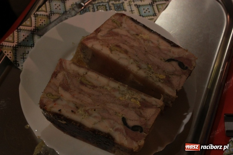 Zdjęcie w galerii na portalu naszraciborz.pl: Aromatycznie, smacznie i przyjemnie. Warsztaty wędzenia w Miejskim Ośrodku Kultury w Krzanowicach wiadomości z regionu