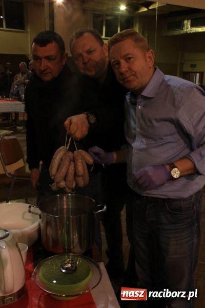 Zdjęcie w galerii na portalu naszraciborz.pl: Aromatycznie, smacznie i przyjemnie. Warsztaty wędzenia w Miejskim Ośrodku Kultury w Krzanowicach wiadomości z regionu