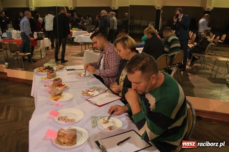 Zdjęcie w galerii na portalu naszraciborz.pl: Aromatycznie, smacznie i przyjemnie. Warsztaty wędzenia w Miejskim Ośrodku Kultury w Krzanowicach wiadomości z regionu